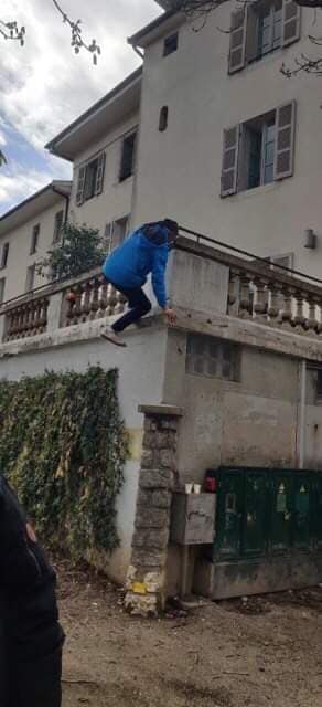 Bénévole récupérant un ballon