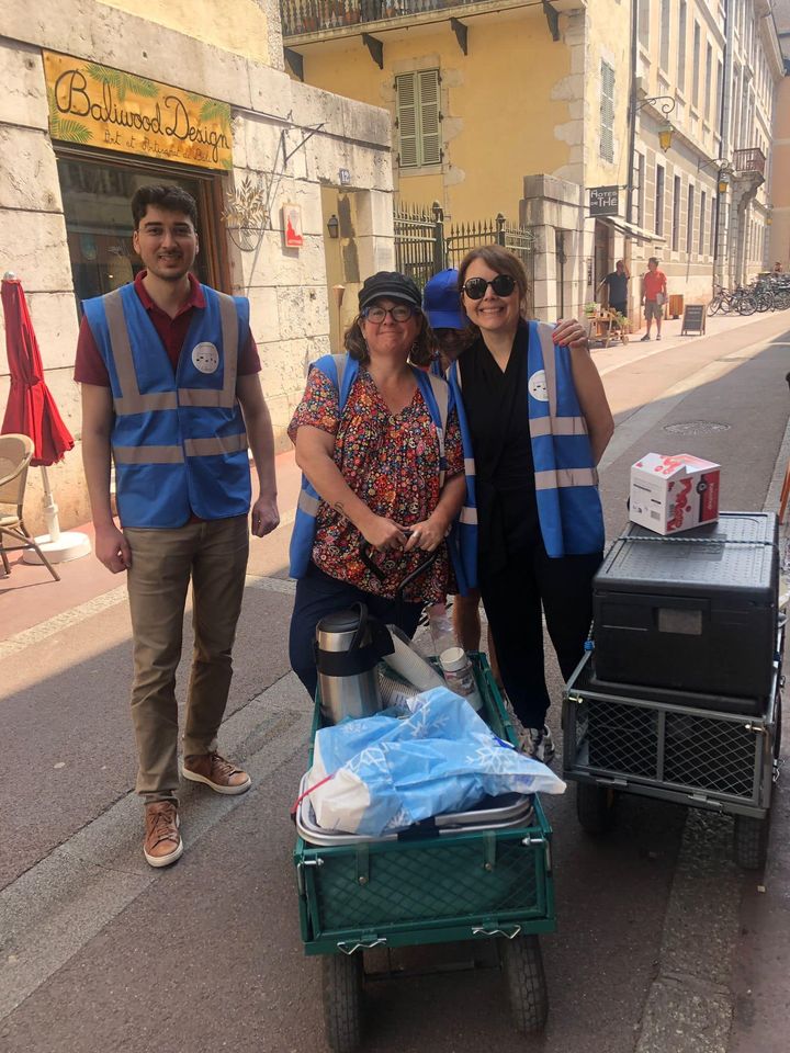 bénévoles heureux pendant la maraude